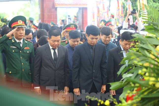Đồng đội, người thân tiễn Tướng Hùng về lòng đất mẹ ảnh 12