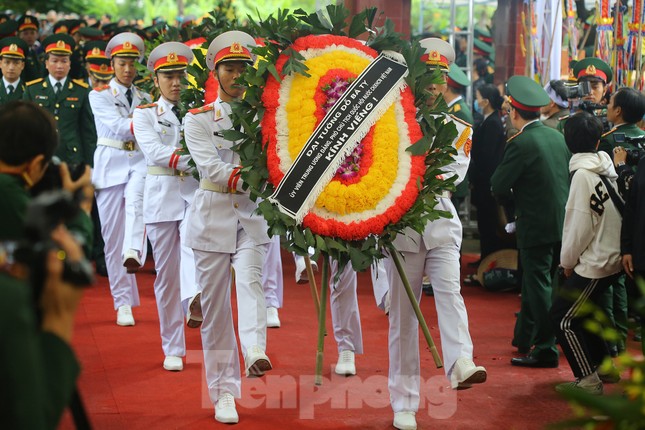 Đồng đội, người thân tiễn Tướng Hùng về lòng đất mẹ ảnh 13