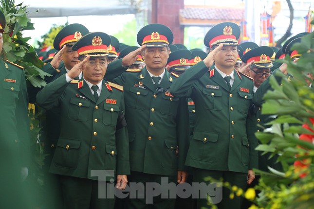 Đồng đội, người thân tiễn Tướng Hùng về lòng đất mẹ ảnh 14
