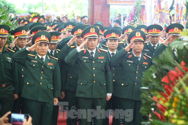 Đồng đội, người thân tiễn Tướng Hùng về lòng đất mẹ ảnh 15