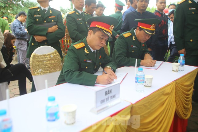 Đồng đội, người thân tiễn Tướng Hùng về lòng đất mẹ ảnh 16
