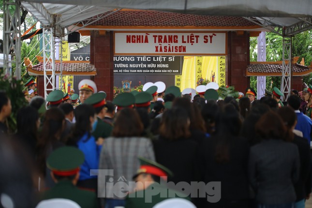 Đồng đội, người thân tiễn Tướng Hùng về lòng đất mẹ ảnh 17