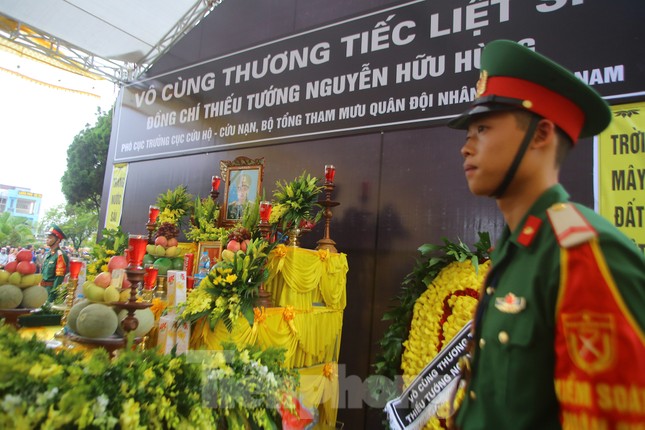 Đồng đội, người thân tiễn Tướng Hùng về lòng đất mẹ ảnh 18