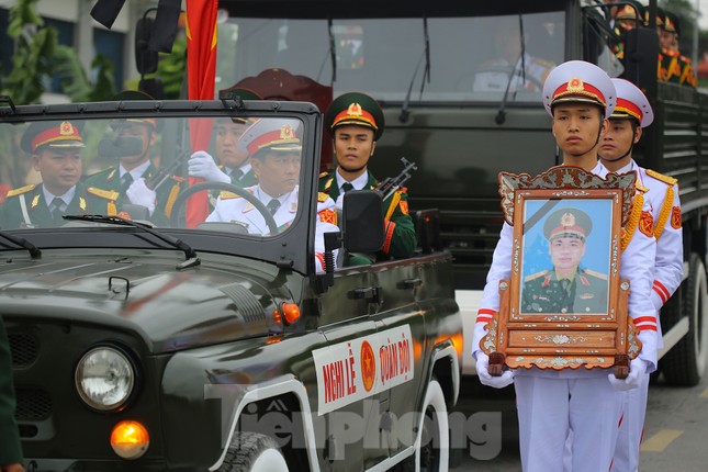 Đồng đội, người thân tiễn Tướng Hùng về lòng đất mẹ ảnh 1