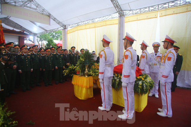 Đồng đội, người thân tiễn Tướng Hùng về lòng đất mẹ ảnh 20