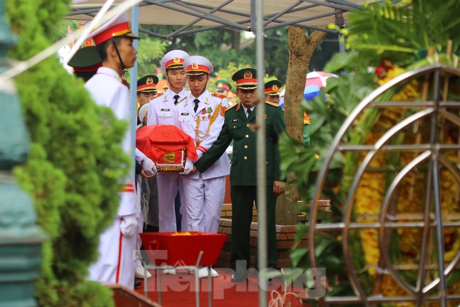 Đồng đội, người thân tiễn Tướng Hùng về lòng đất mẹ ảnh 21