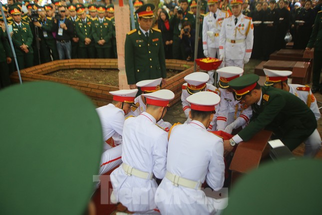 Đồng đội, người thân tiễn Tướng Hùng về lòng đất mẹ ảnh 22