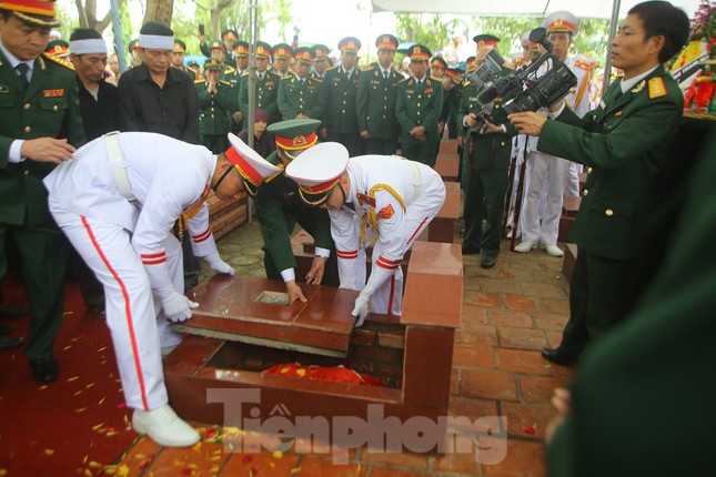 Đồng đội, người thân tiễn Tướng Hùng về lòng đất mẹ ảnh 25