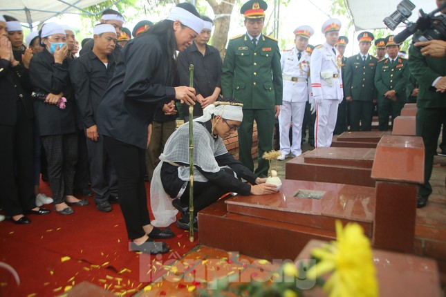 Đồng đội, người thân tiễn Tướng Hùng về lòng đất mẹ ảnh 26