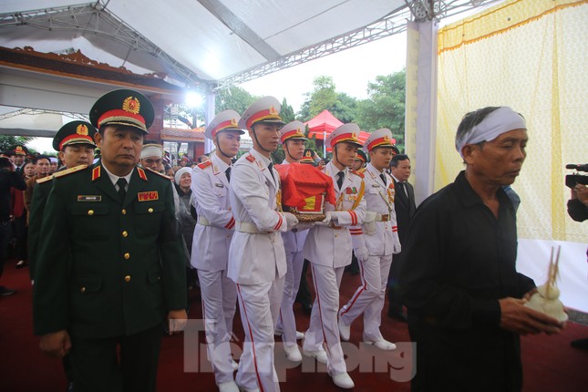 Đồng đội, người thân tiễn Tướng Hùng về lòng đất mẹ ảnh 3