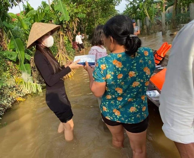 Thủy Tiên và những người đẹp nhân ái toả sáng dịp 20/10 ảnh 2