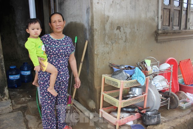 12 ngày không điện, không nước và không cơm của xóm nghèo bị cô lập trong lũ ảnh 1