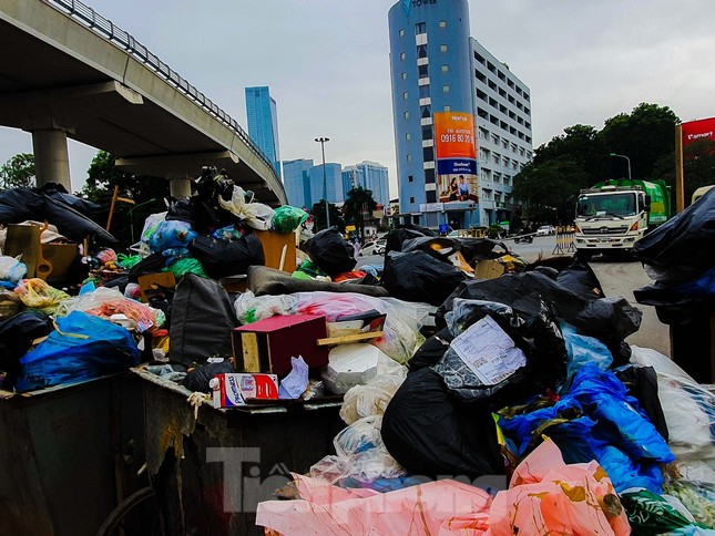 Dân chặn xe vào Nam Sơn, rác lại 'bao vây' đường phố Hà Nội ảnh 8