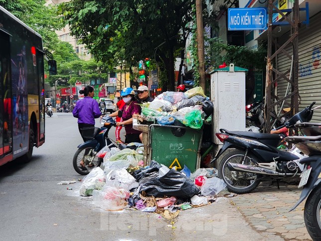 Dân chặn xe vào Nam Sơn, rác lại 'bao vây' đường phố Hà Nội ảnh 2