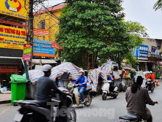 Dân chặn xe vào Nam Sơn, rác lại 'bao vây' đường phố Hà Nội ảnh 6