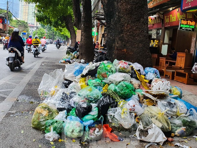 Dân chặn xe vào Nam Sơn, rác lại 'bao vây' đường phố Hà Nội ảnh 7