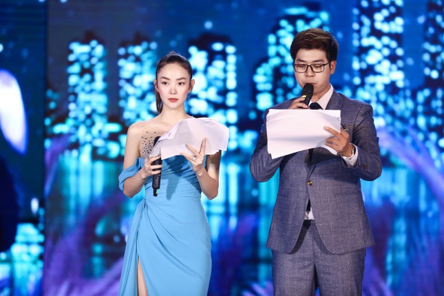 Chi Pu cùng dàn nghệ sĩ chạy tổng duyệt cho đêm thi Người đẹp Biển-Du lịch HHVN 2020 ảnh 4