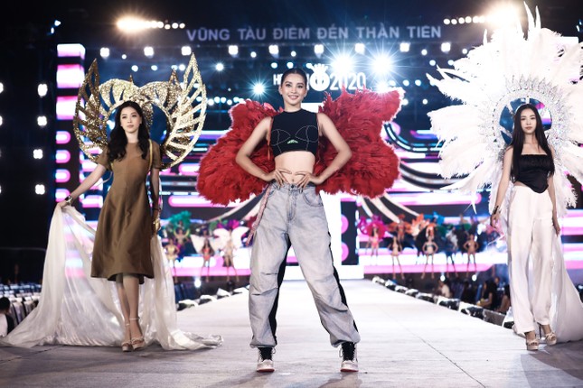 Chi Pu cùng dàn nghệ sĩ chạy tổng duyệt cho đêm thi Người đẹp Biển-Du lịch HHVN 2020 ảnh 5