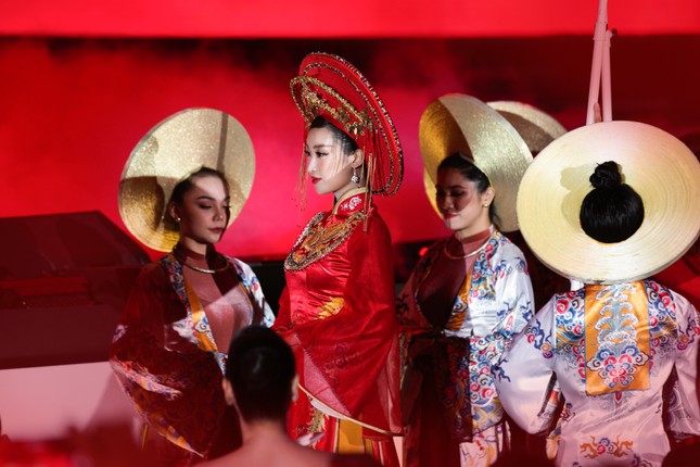 Hoa hậu Đỗ Mỹ Linh ăn chay 2 ngày để ngồi kiệu rồng hóa Thánh Mẫu tại Chung kết HHVN 2020 ảnh 5