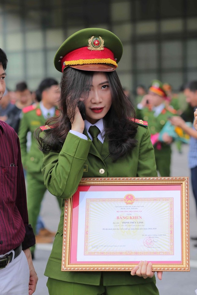 Nữ sinh Học viện Cảnh sát tốt nghiệp xuất sắc, được thăng hàm trung uý ảnh 3