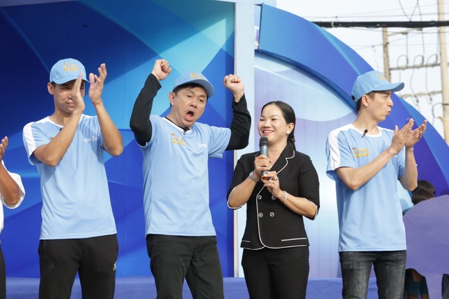 Việt Hương khóc nức nở trong show truyền hình khi nhắc đến cố nghệ sĩ Chí Tài ảnh 1