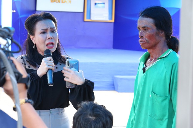 Việt Hương bật khóc khi chàng trai từng cố tự tử xin lỗi mẹ ruột ảnh 3