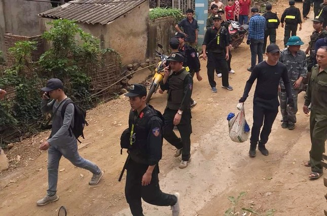 Cận cảnh hàng chục cảnh sát cùng chó nghiệp vụ vây bắt kẻ trộm dùng rìu giết người ảnh 1