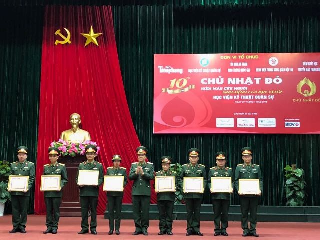 Gần 1.000 cán bộ, chiến sĩ áo lính hiến máu tình nguyện ảnh 3