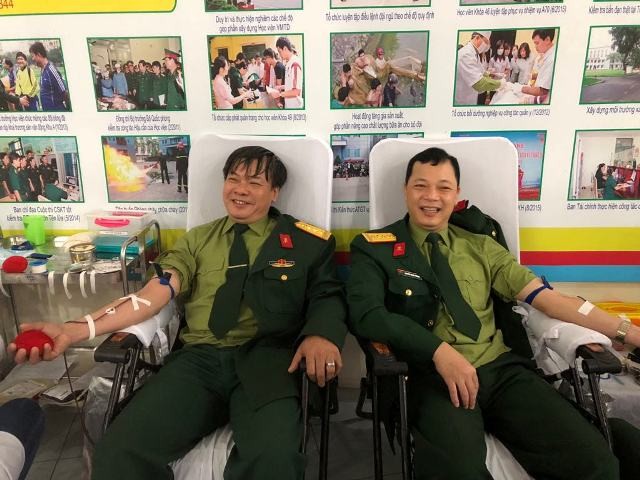 Gần 1.000 cán bộ, chiến sĩ áo lính hiến máu tình nguyện ảnh 5