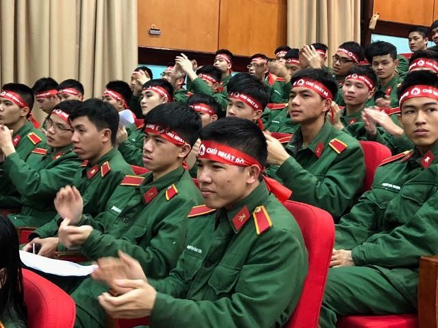 Gần 1.000 cán bộ, chiến sĩ áo lính hiến máu tình nguyện ảnh 9