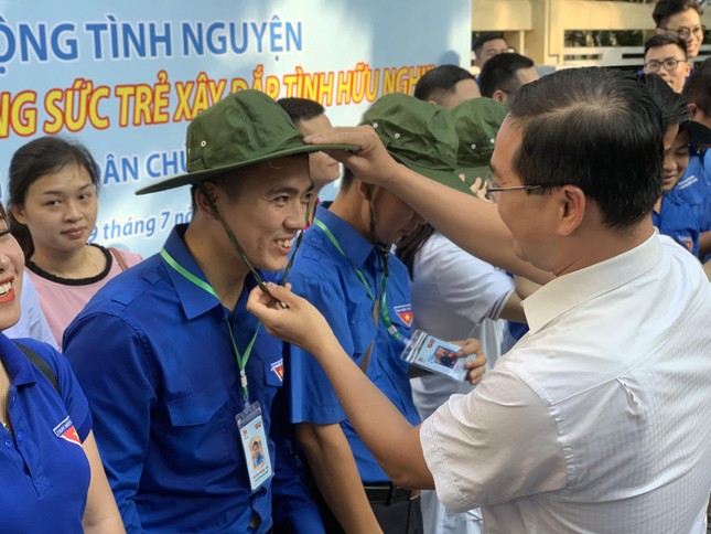 Khám bệnh, phát thuốc miễn phí cho 1.000 người dân nước bạn Lào ảnh 1
