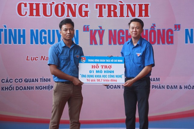 Đoàn đỡ đầu học sinh có hoàn cảnh khó khăn ảnh 3