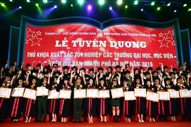 Vinh danh 86 thủ khoa xuất sắc tốt nghiệp năm 2019 ảnh 3