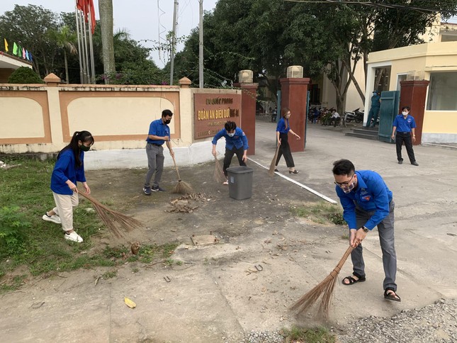 Ấm áp thanh niên tình nguyện chuẩn bị khẩu phần ăn cho người cách ly ảnh 11