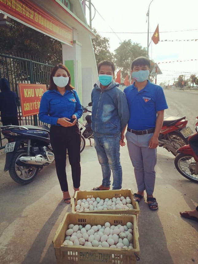 Chở cả tấn rau, mang nghìn quả trứng tặng khu cách ly ảnh 1