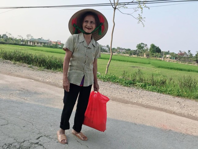 Cụ ông 89 tuổi mang gạo, rau và 20.000 đồng ủng hộ chống COVID-19 ở khu cách ly Hà Tĩnh ảnh 2