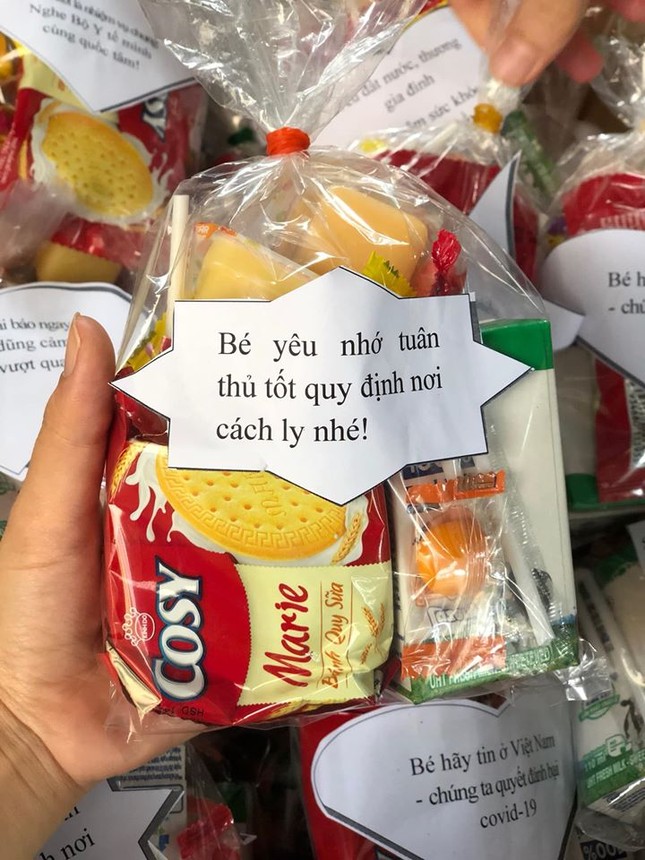 Đập lợn đất mua quà, trao yêu thương cho khu cách ly tập trung ảnh 5