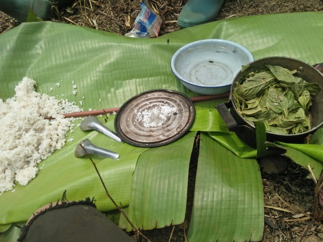 Cậu học trò ở lán, đào củ bán lấy tiền mua thẻ điện thoại để học trực tuyến ảnh 5