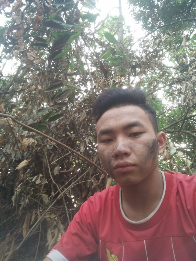 Cậu học trò ở lán, đào củ bán lấy tiền mua thẻ điện thoại để học trực tuyến ảnh 3