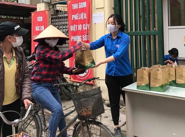 Ấm áp những suất ăn, điểm phát thực phẩm miễn phí của tuổi trẻ Thủ đô ảnh 4