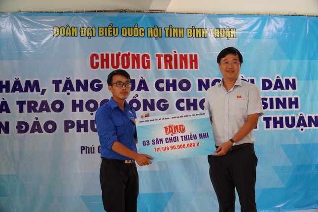 Bí thư thứ nhất T.Ư Đoàn tiếp xúc cử tri huyện đảo Phú Quý ảnh 4