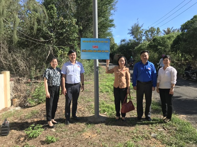 Bí thư thứ nhất T.Ư Đoàn tiếp xúc cử tri huyện đảo Phú Quý ảnh 2
