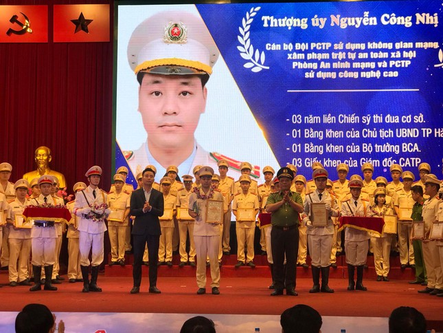 Tuyên dương 10 Gương mặt trẻ Công an Thủ đô tiêu biểu năm 2020 ảnh 1