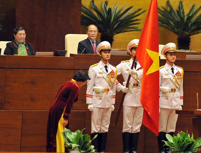 Lời tuyên thệ 'dưới cờ đỏ sao vàng thiêng liêng của Tổ quốc' ảnh 1