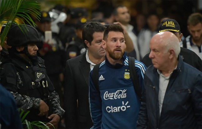 Messi và đồng đội được bảo vệ... tận răng ở Ecuador ảnh 2