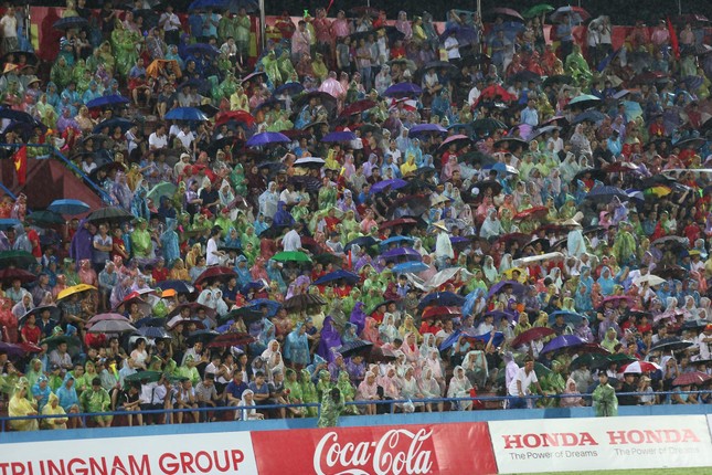 Trận U23 Việt Nam vs U23 Myanmar bị gián đoạn do... sấm sét ảnh 2