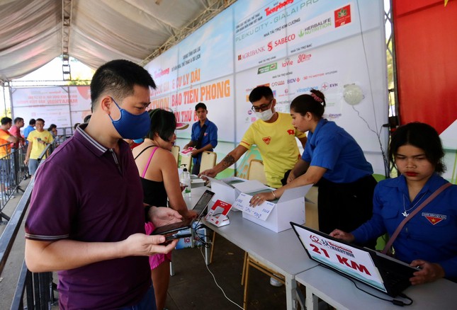 Runner nhận BIB, sẵn sàng tranh tài tại Tiền Phong Marathon ảnh 5