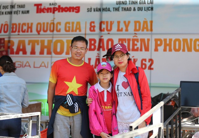 Runner nhận BIB, sẵn sàng tranh tài tại Tiền Phong Marathon ảnh 14