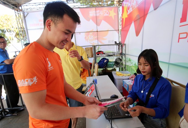 Runner nhận BIB, sẵn sàng tranh tài tại Tiền Phong Marathon ảnh 4