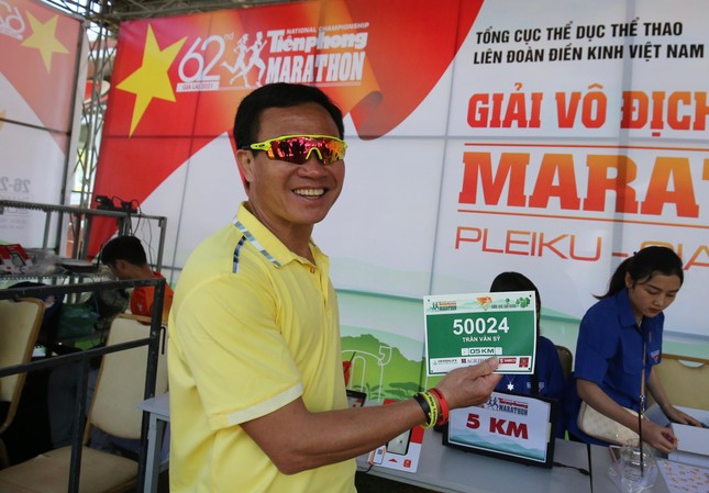 Runner nhận BIB, sẵn sàng tranh tài tại Tiền Phong Marathon ảnh 3